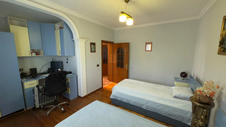 Tirane, shitet 3+1 Kati 2, 227 m² 370.000 € (Kamez)