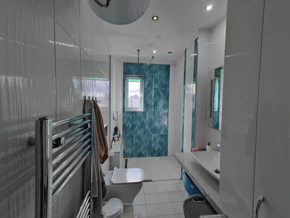 Tirane, jepet me qera apartament 2+1+Ballkon Kati 9, 100 m² 800 € (Myslym Shyri)