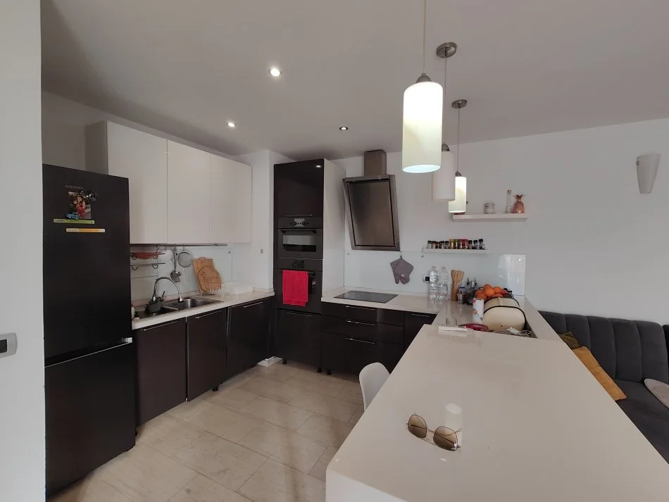 Tirane, jepet me qera apartament 2+1+Ballkon Kati 9, 100 m² 800 € (Myslym Shyri)