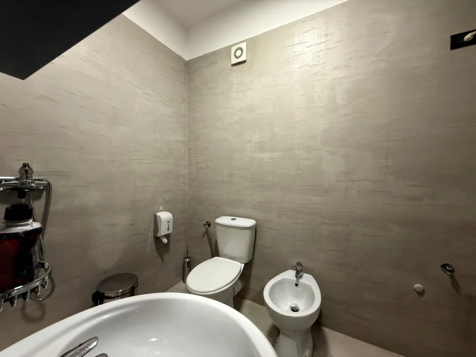Tirane, jepet me qera zyre Kati 3, 105 m² 900 € (Bllok)