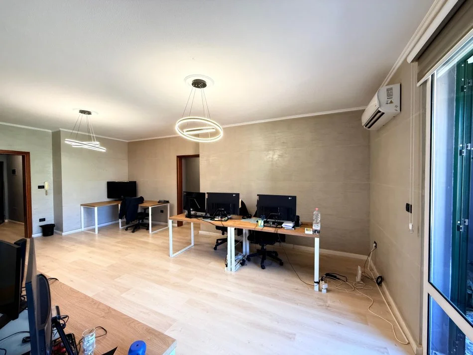 Tirane, jepet me qera zyre Kati 3, 105 m² 900 € (Bllok)