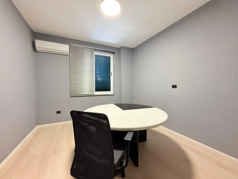 Tirane, jepet me qera zyre Kati 3, 105 m² 900 € (Bllok)