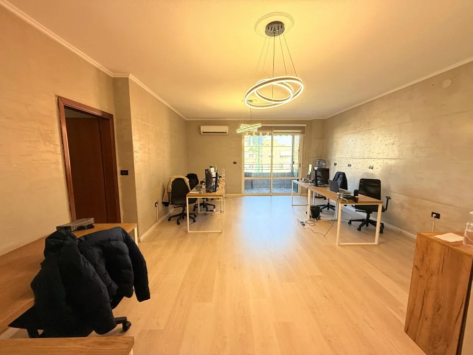Tirane, jepet me qera zyre Kati 3, 105 m² 900 € (Bllok)