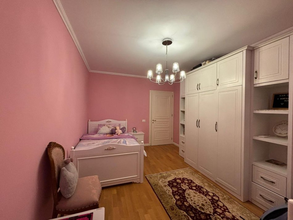 Tirane, shitet apartament 3+1+Ballkon Kati 2, 172 m² 370.000 € (Kopshti Botanik)
