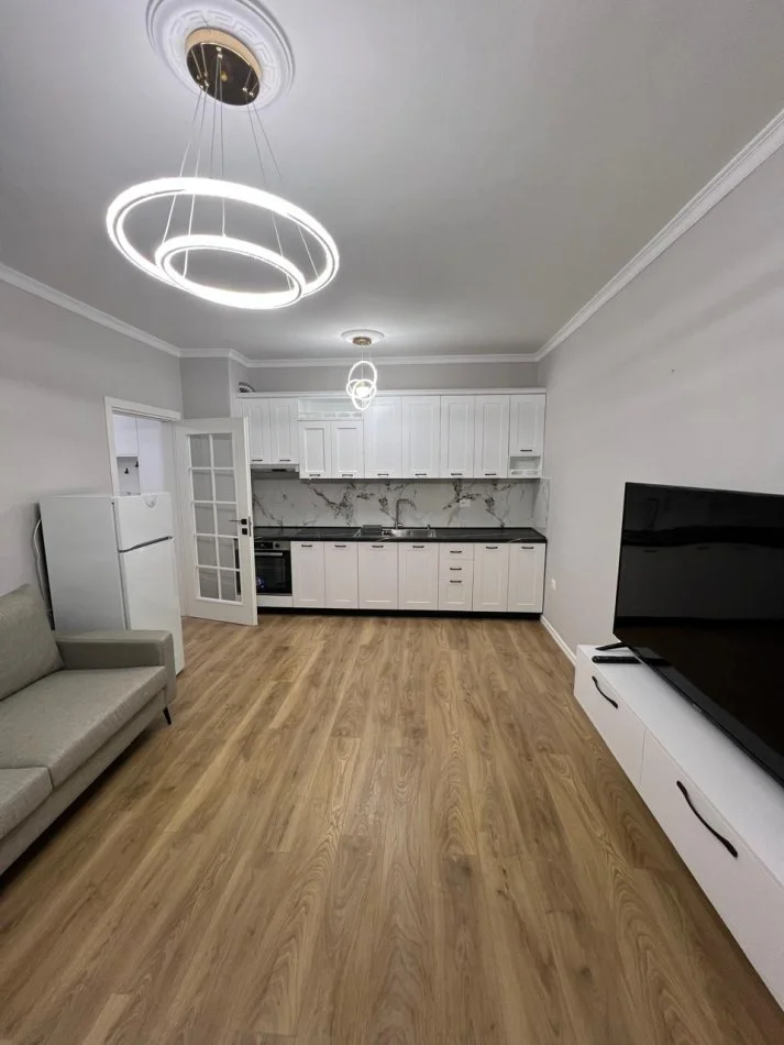 Tirane, jepet me qera apartament 1+1+Ballkon Kati 5, 70 m² 700 € (Komuna e Parisit)