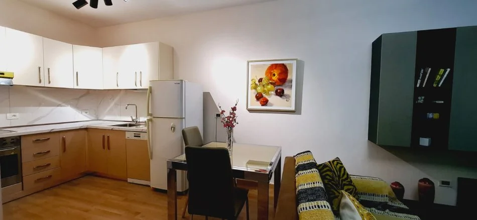 Tirane, jepet me qera apartament 1+1 Kati 3, 77 m² 600 € (Kopshti botanik)