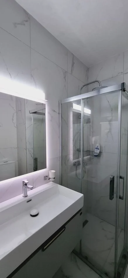 Tirane, jepet me qera apartament 1+1 Kati 3, 77 m² 600 € (Kopshti botanik)