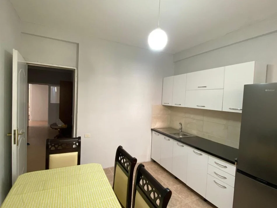 Tirane, jepet me qera apartament 3+1+Aneks+Ballkon Kati 1, 120 m² 500 € 
