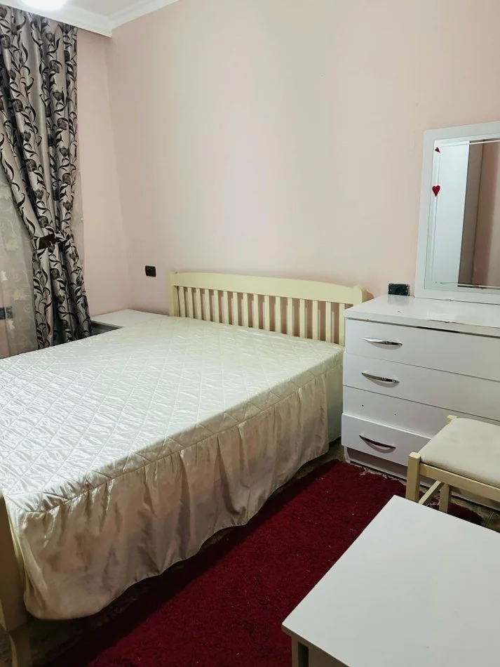 Tirane, jepet me qera apartament 2+1+Ballkon Kati 5, 80 m² 