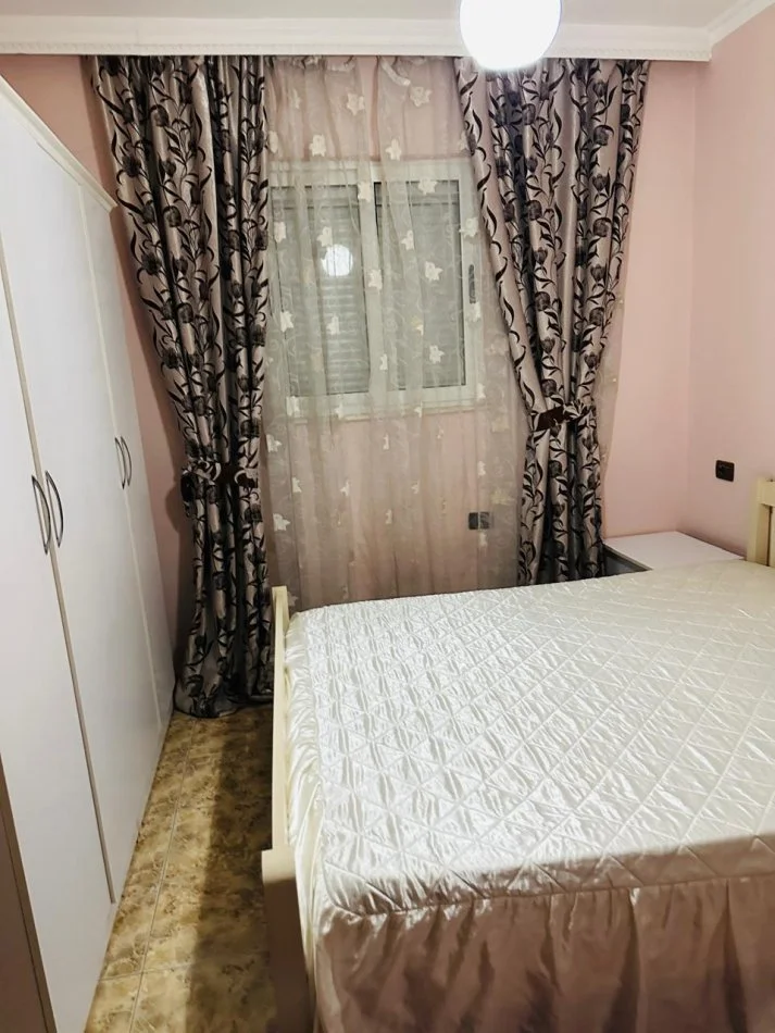 Tirane, jepet me qera apartament 2+1+Ballkon Kati 5, 80 m² 