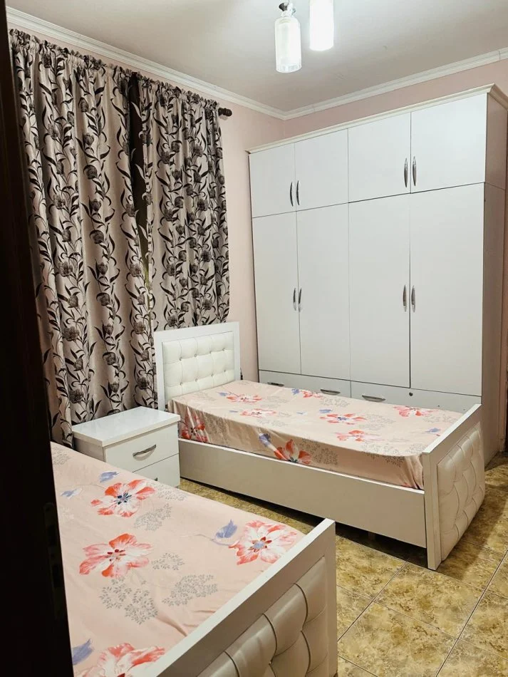 Tirane, jepet me qera apartament 2+1+Ballkon Kati 5, 80 m² 