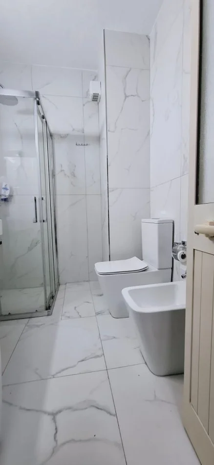 Tirane, jepet me qera apartament 1+1 Kati 3, 70 m² 
