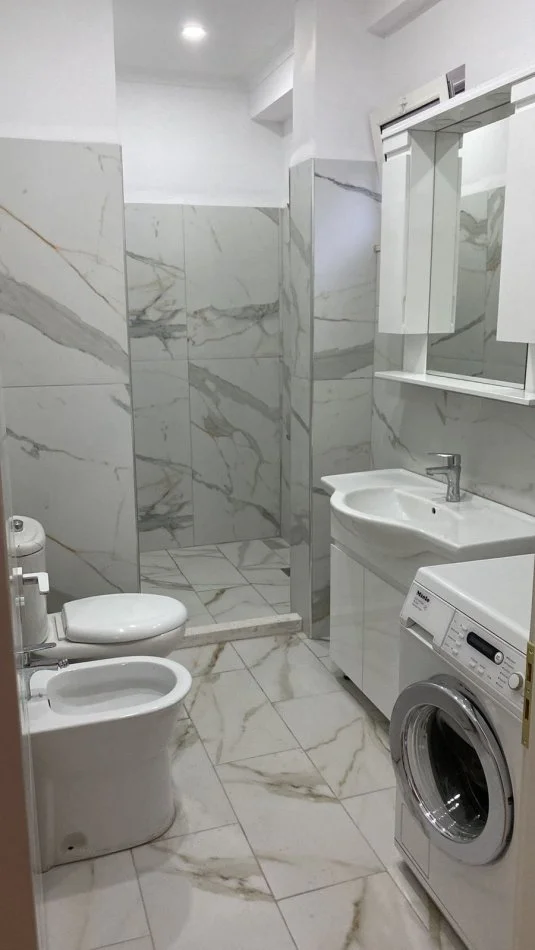 Tirane, jepet me qera apartament 1+1 Kati 1, 70 m² 400 € 