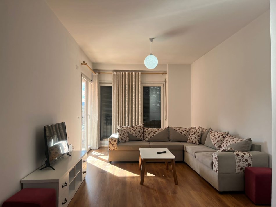 Tirane, jepet me qera apartament 2+1 Kati 4, 95 m² 650 € (ALI DEM)