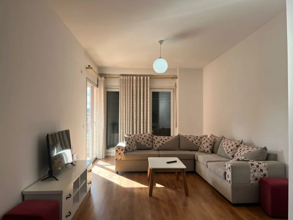 Tirane, jepet me qera apartament 2+1 Kati 4, 95 m² 650 € (ALI DEM)