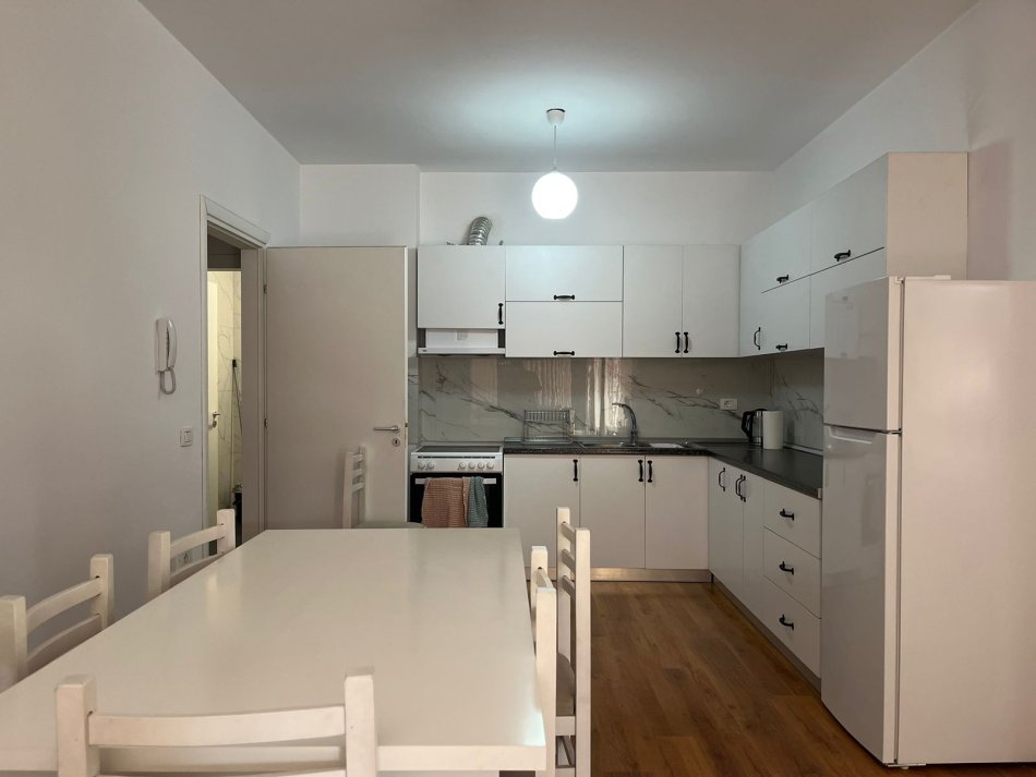 Tirane, jepet me qera apartament 2+1 Kati 4, 95 m² 650 € (ALI DEM)