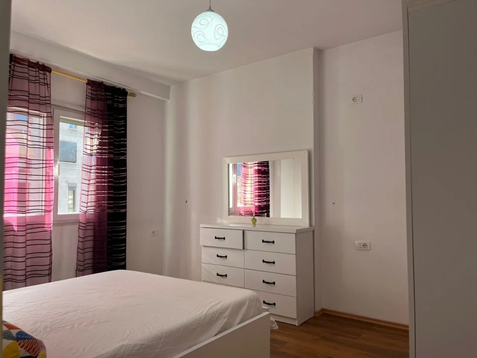 Tirane, jepet me qera apartament 2+1 Kati 4, 95 m² 650 € (ALI DEM)