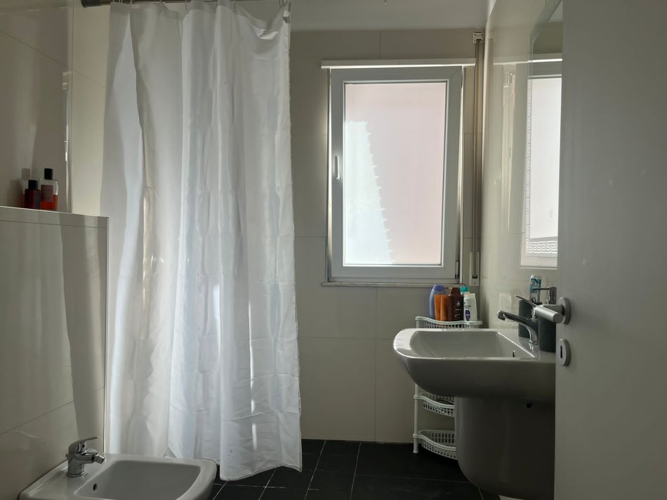 Tirane, jepet me qera apartament 2+1 Kati 4, 95 m² 650 € (ALI DEM)