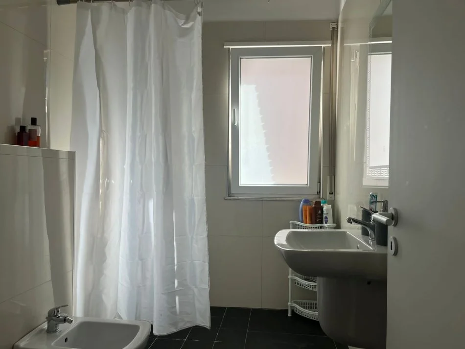 Tirane, jepet me qera apartament 2+1 Kati 4, 95 m² 650 € (ALI DEM)