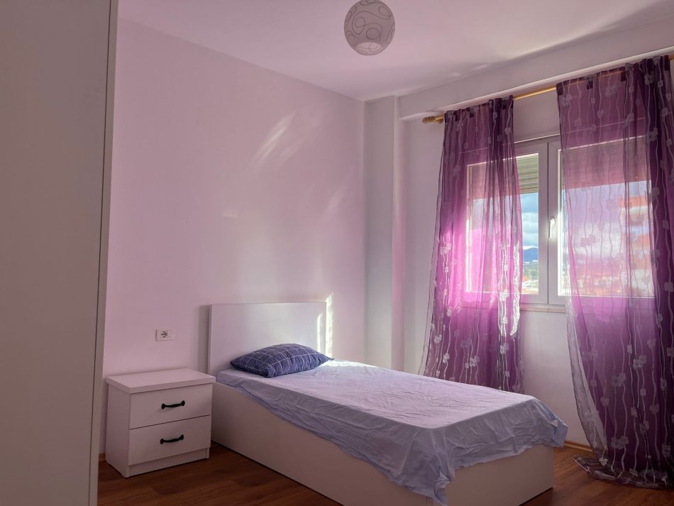 Tirane, jepet me qera apartament 2+1 Kati 4, 95 m² 650 € (ALI DEM)
