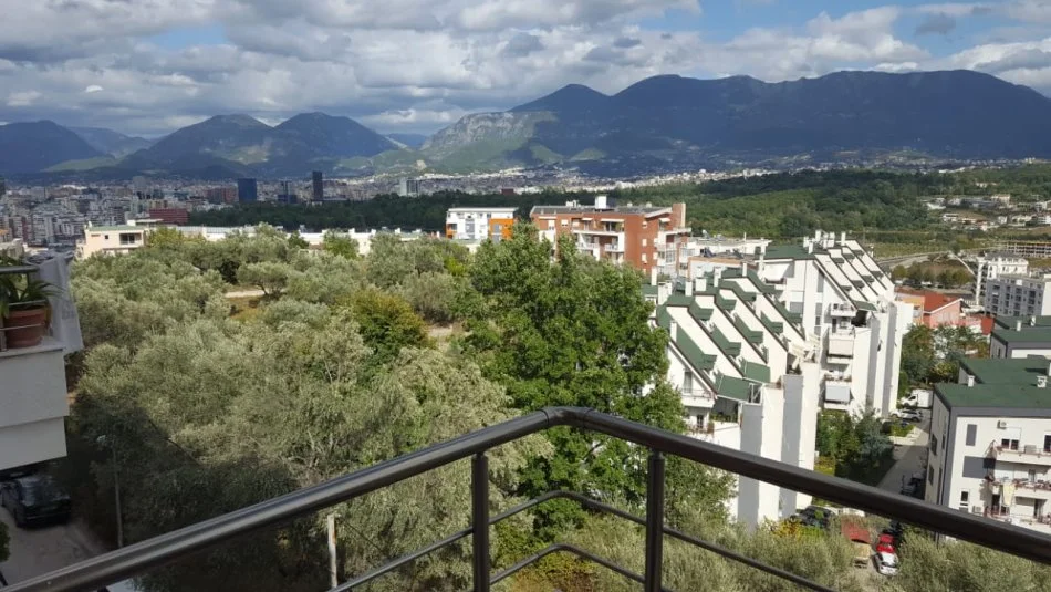 Tirane, jepet me qera apartament 2+1+Ballkon Kati 3, 95 m² 670 € (RRUGA PETI)