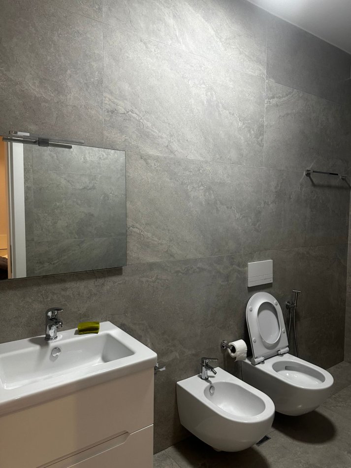 Tirane, jepet me qera apartament 2+1 Kati 4, 120 m² 700 € (XHANFIZE KEKO)