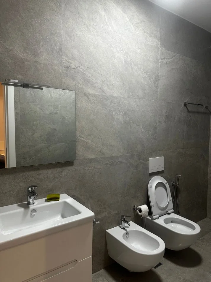 Tirane, jepet me qera apartament 2+1 Kati 4, 120 m² 700 € (XHANFIZE KEKO)