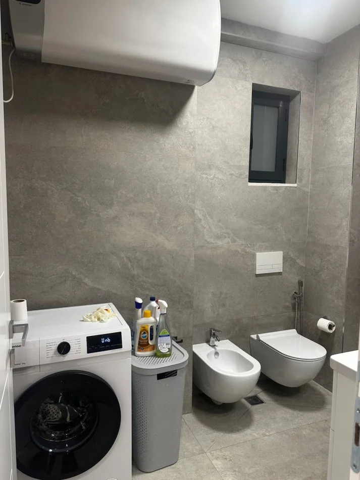 Tirane, jepet me qera apartament 2+1 Kati 4, 120 m² 700 € (XHANFIZE KEKO)