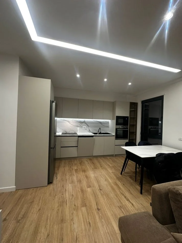 Tirane, jepet me qera apartament 2+1 Kati 4, 120 m² 700 € (XHANFIZE KEKO)