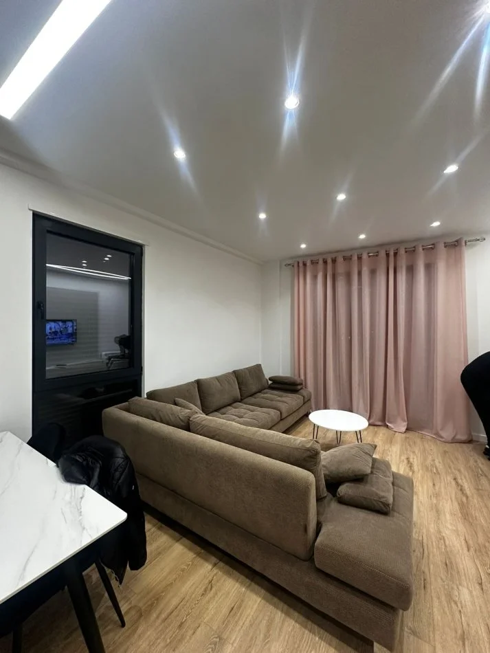 Tirane, jepet me qera apartament 2+1 Kati 4, 120 m² 700 € (XHANFIZE KEKO)