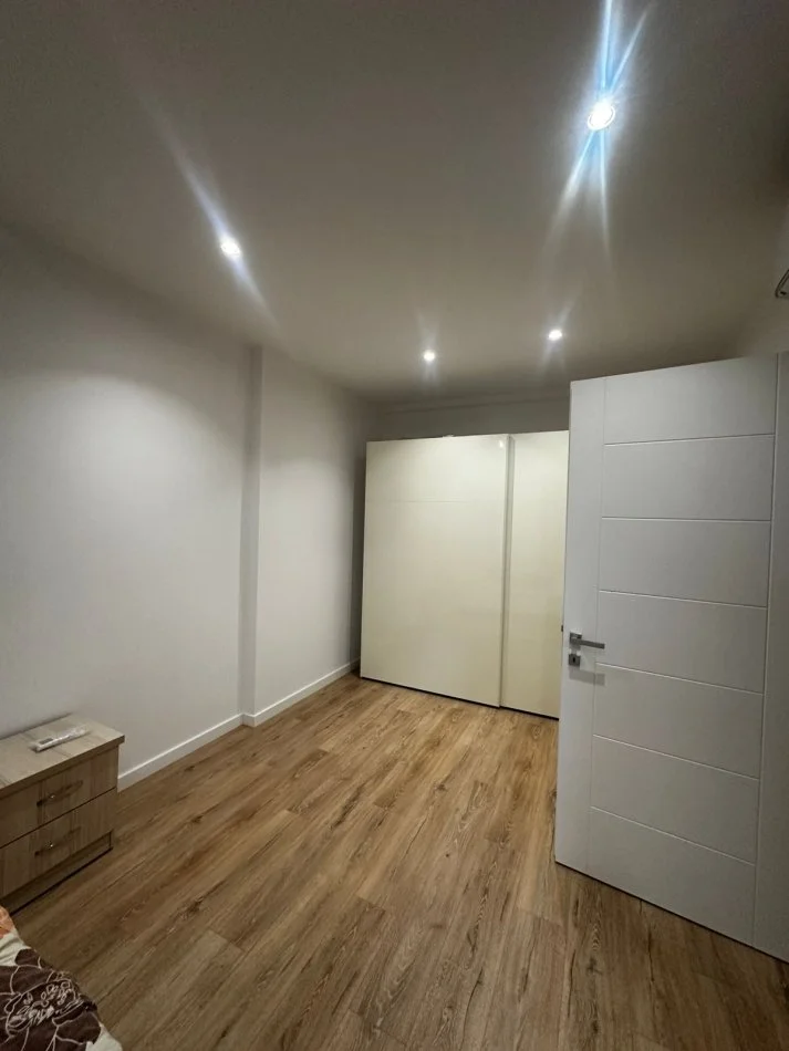 Tirane, jepet me qera apartament 2+1 Kati 4, 120 m² 700 € (XHANFIZE KEKO)