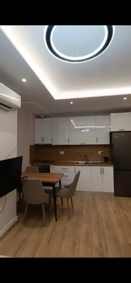 Tirane, jepet me qera apartament 1+1+Ballkon Kati 4, 75 m² 400 € (RRUGA E DIBRES)