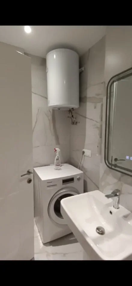 Tirane, jepet me qera apartament 1+1+Ballkon Kati 4, 75 m² 400 € (RRUGA E DIBRES)