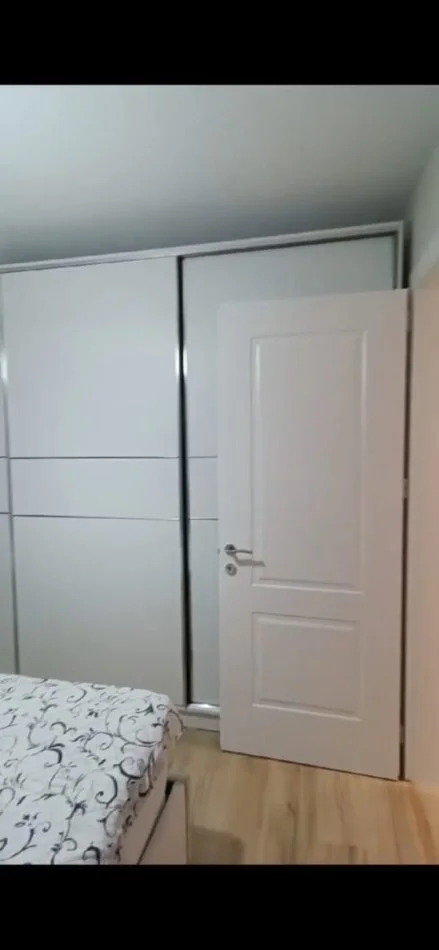 Tirane, jepet me qera apartament 1+1+Ballkon Kati 4, 75 m² 400 € (RRUGA E DIBRES)
