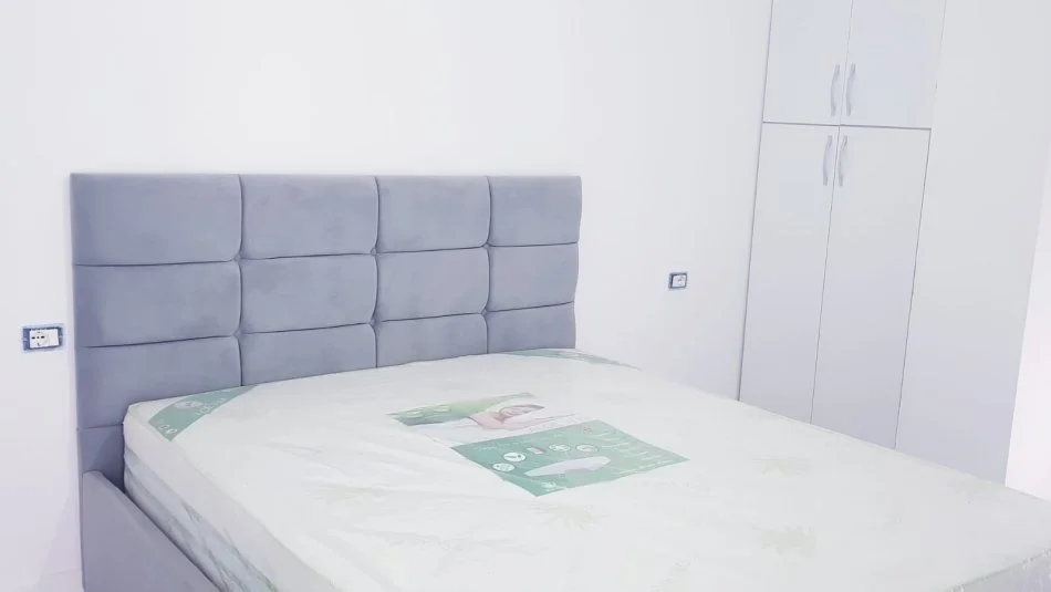 Tirane,komuna e parisit, perballe Kika2, jepet me qera apartament 1+1+Ballkon Kati 2, 60 m² 620 € (Komuna e Parist)