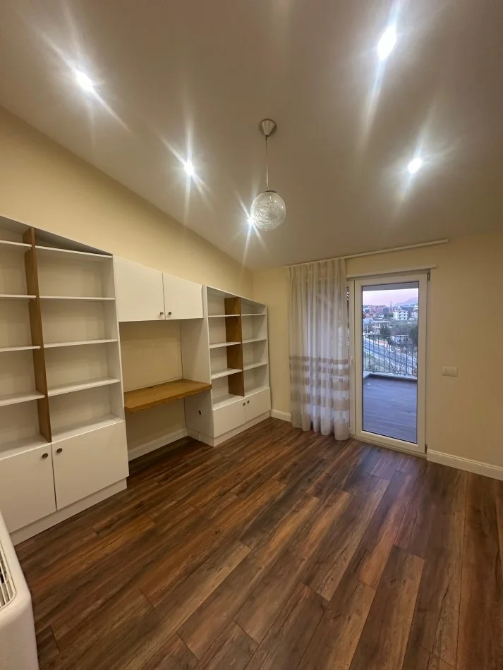 Tirane, jepet me qera apartament+verande | Penthouse 3+1+Aneks+Ballkon Kati 3, 200 m² 1.500 € (TEG)