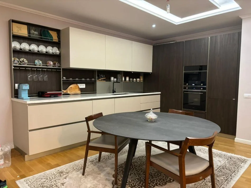Tirane, shitet apartament 3+1+Ballkon Kati 2, 172 m² 370.000 € (Kopshti Botanik)