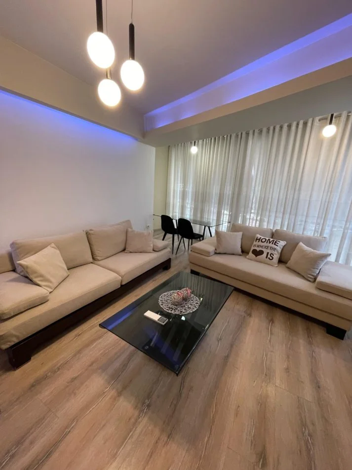 Tirane, jepet me qera apartament 2+1+Ballkon Kati 6, 95 m² 750 € (Komuna e Parisit)