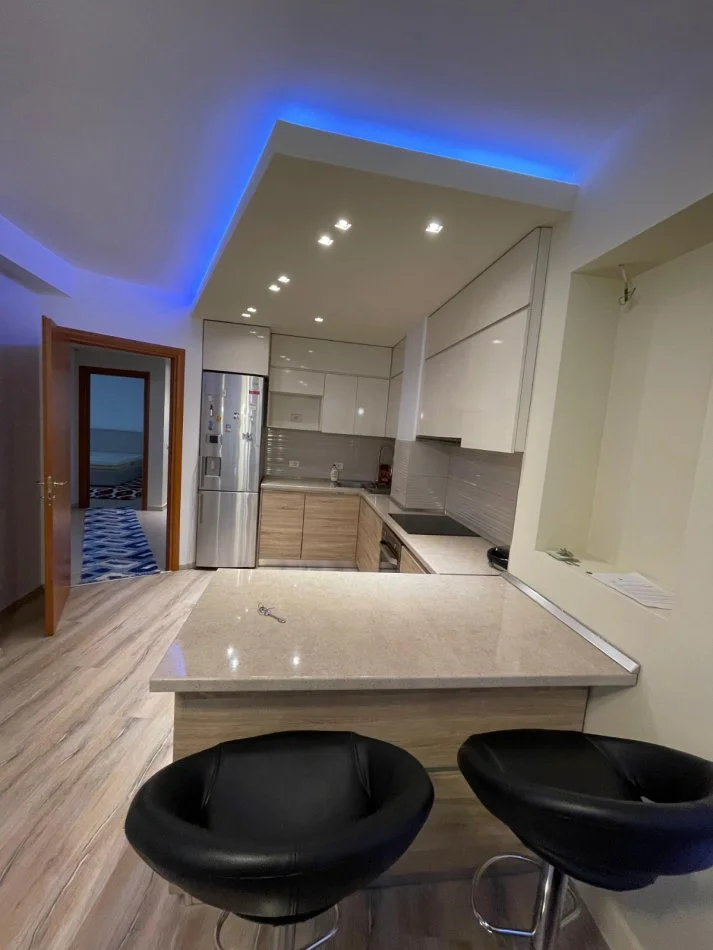 Tirane, jepet me qera apartament 2+1+Ballkon Kati 6, 95 m² 750 € (Komuna e Parisit)