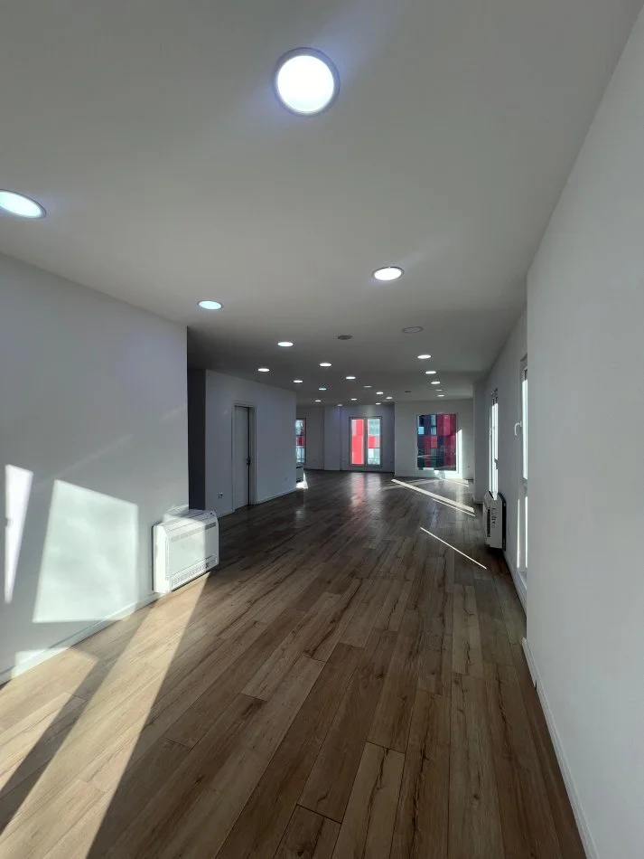 Tirane, jepet me qera ambjent biznesi Kati 2, 170 m² 2.300 € (Rruga e Elbasanit)