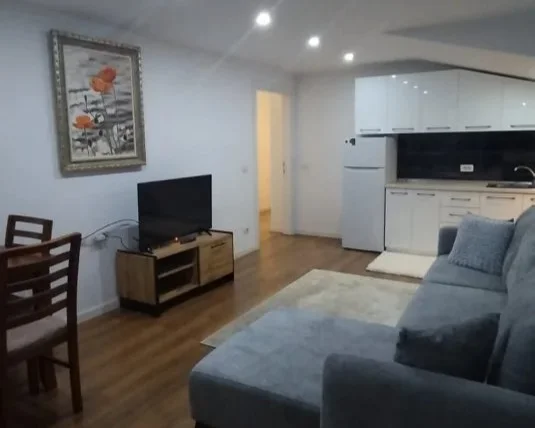 Tirane, jepet me qera apartament 1+1 Kati 4, 68 m² 400 € (kompleksi deliorgji)