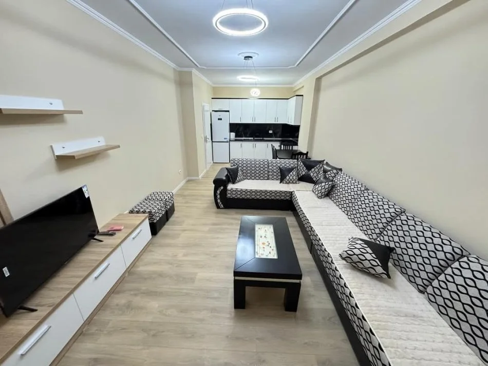 Tirane, jepet me qera apartament 1+1 Kati 5, 65 m² 600 € (Rruga kavajes)