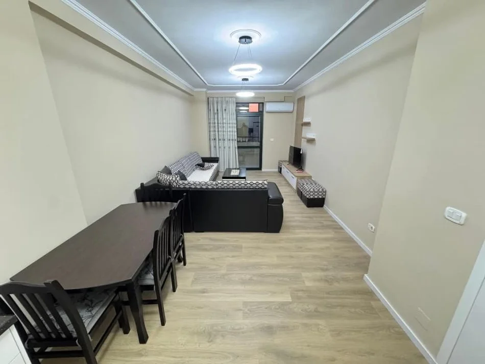 Tirane, jepet me qera apartament 1+1 Kati 5, 65 m² 600 € (Rruga kavajes)