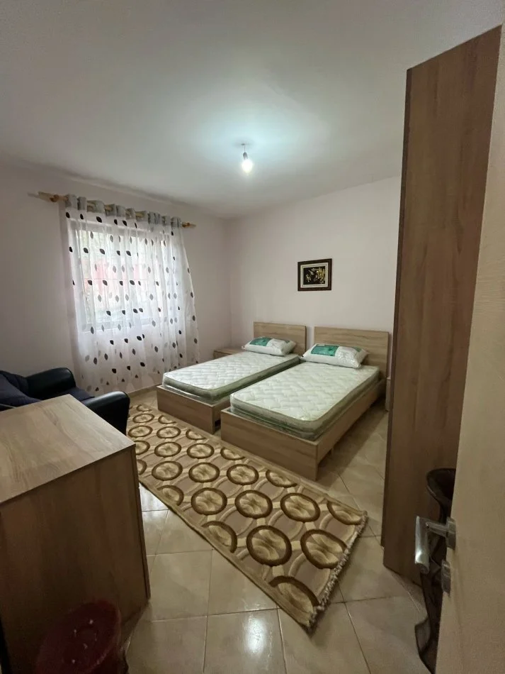 Tirane, jepet me qera apartament 2+1+Ballkon Kati 1, 105 m² 400 € (Rruga Misto Mame,Kombinat)