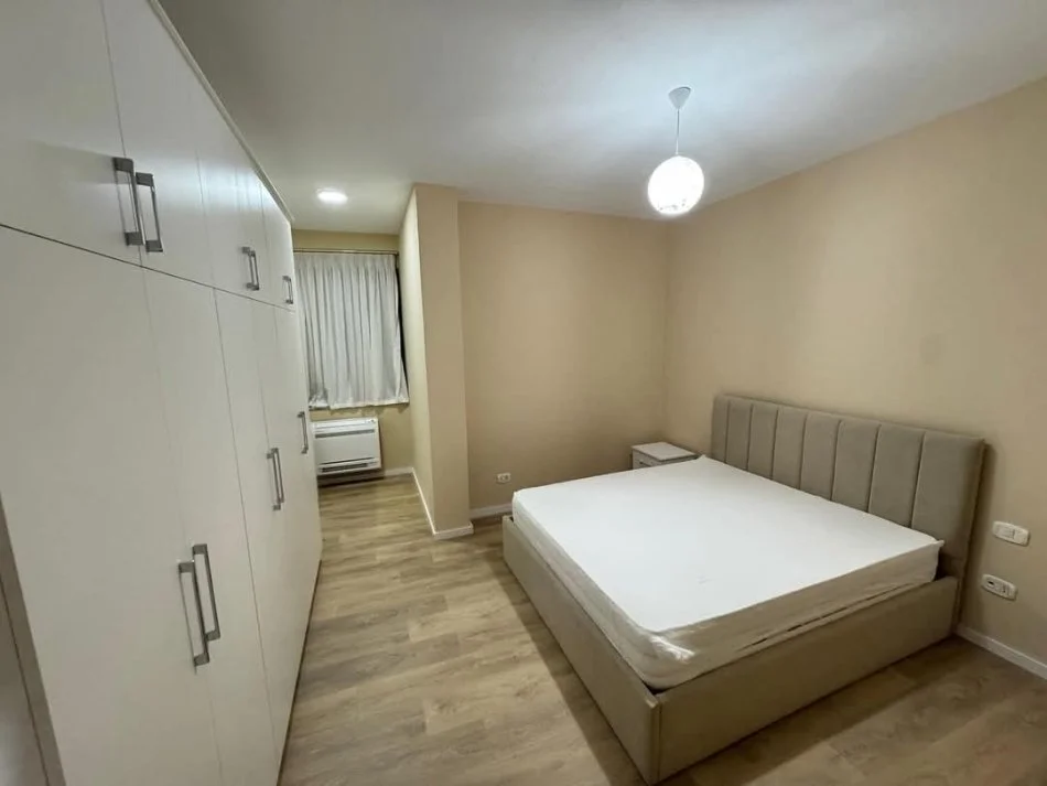 Tirane, jepet me qera apartament 1+1 Kati 5, 65 m² 600 € (Rruga kavajes)