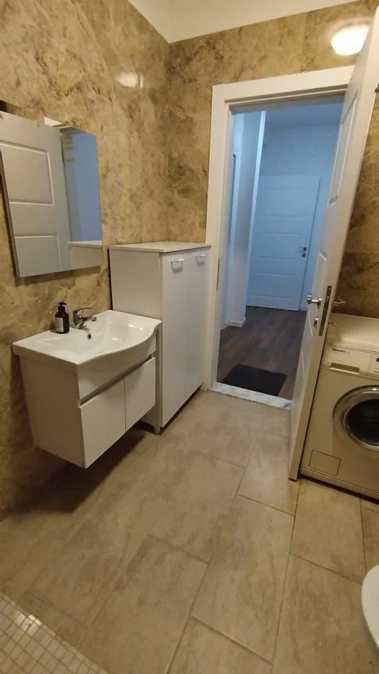 Tirane, jepet me qera apartament 1+1 Kati 4, 65 m² 400 € (Rruga kavajes)