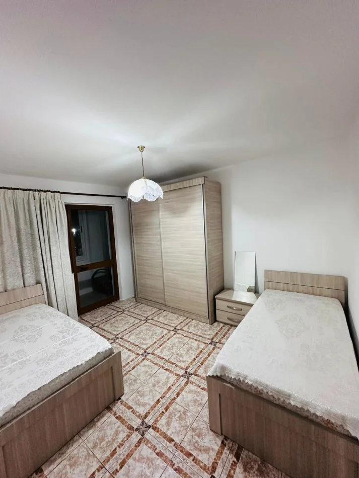 Tirane, jepet me qera apartament 3+1 Kati 4, 100 m² 500 € (Rruga elbasanit)