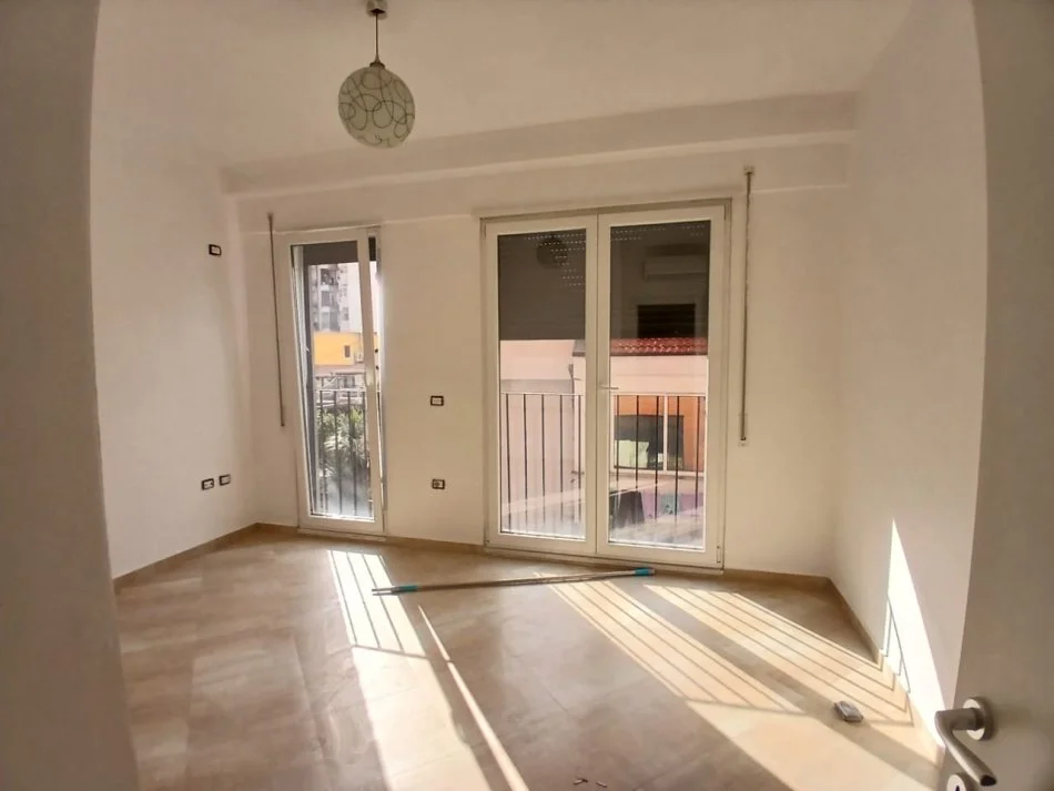 Tirane, jepet me qera apartament 1+1 Kati 2, 65 m² 550 € (21 dhjetori)