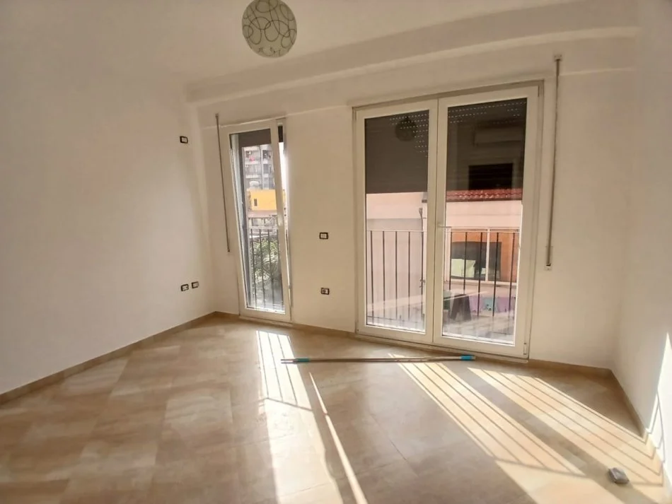 Tirane, jepet me qera apartament 1+1 Kati 2, 65 m² 550 € (21 dhjetori)