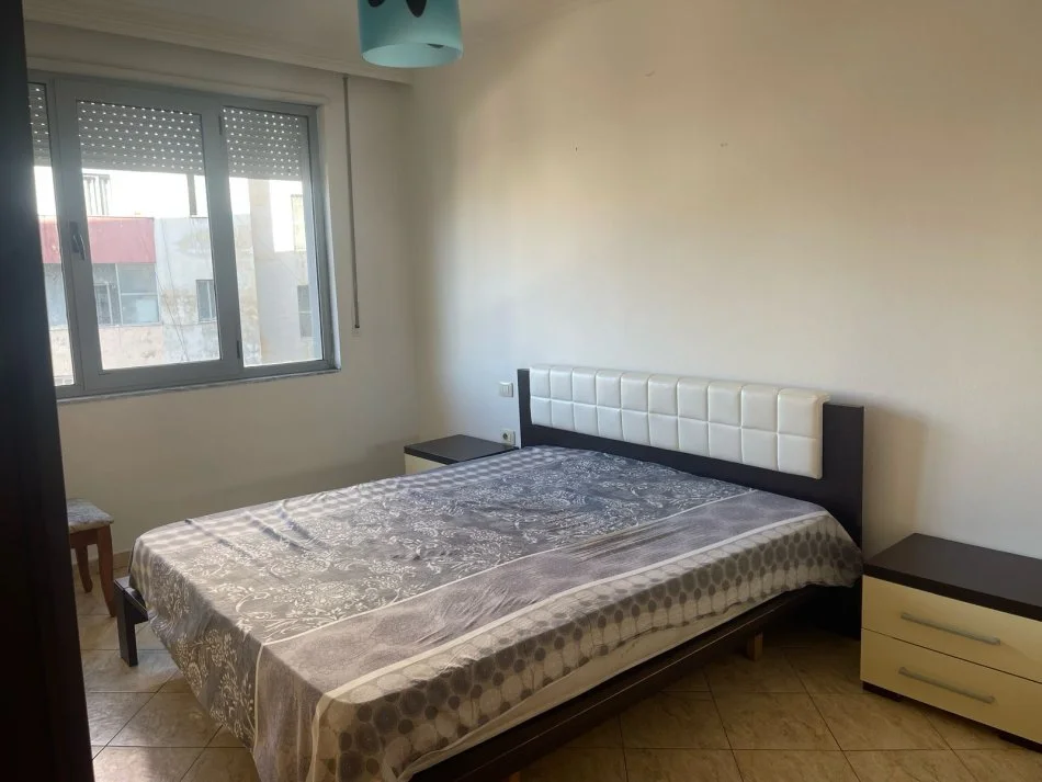 Tirane, jepet me qera apartament 2+1 Kati 3, 100 m² 600 € (Liqeni i thate)